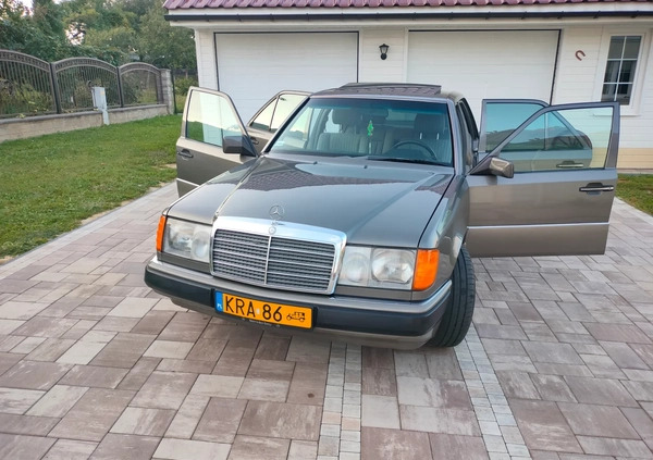 Mercedes-Benz Klasa E cena 23900 przebieg: 297000, rok produkcji 1989 z Rakoniewice małe 154